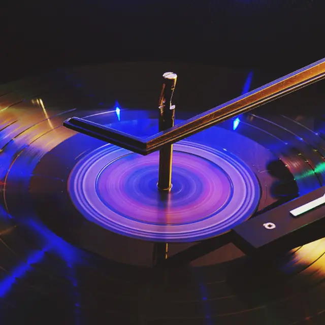Record spinning under coloured light