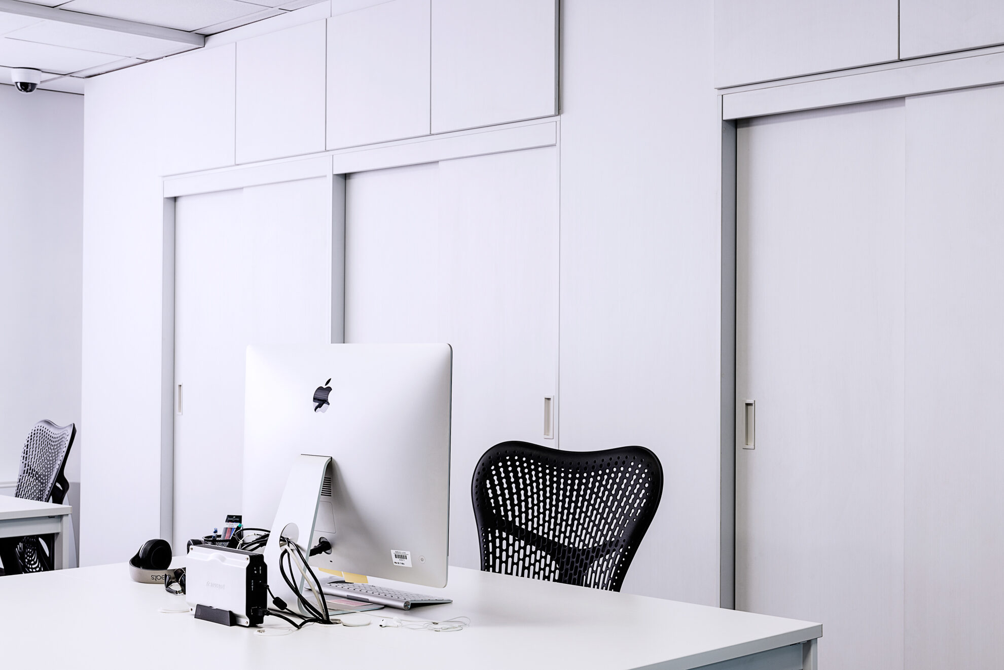 A desk with notes and a project image on a monitor